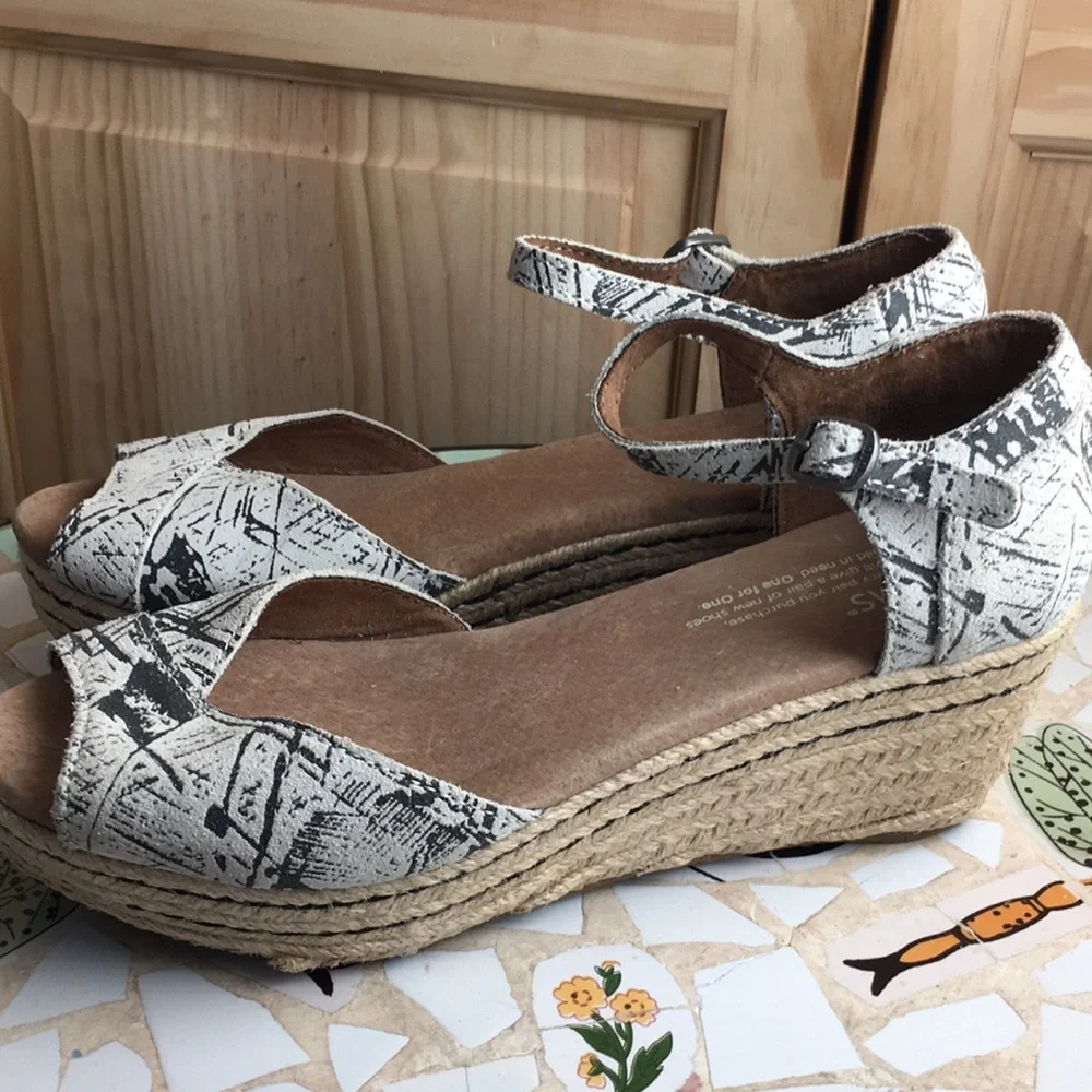 NWT Tom’s leather platform wedge